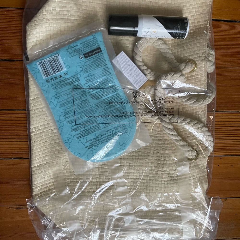 St. Tropez Self Tan Travel Sample Size Kit With Beach Bag - Picture 4 of 4